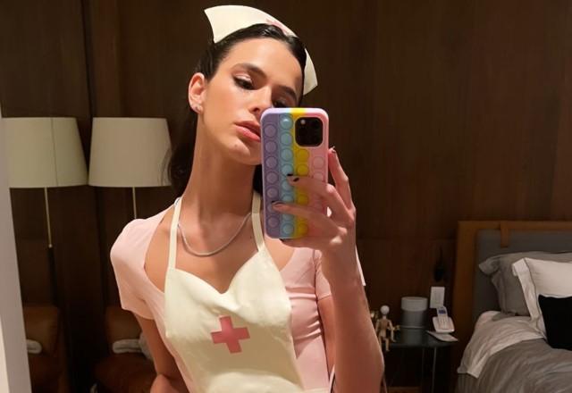 Atriz Bruna Marquezine vestida de enfermeira para o Halloween