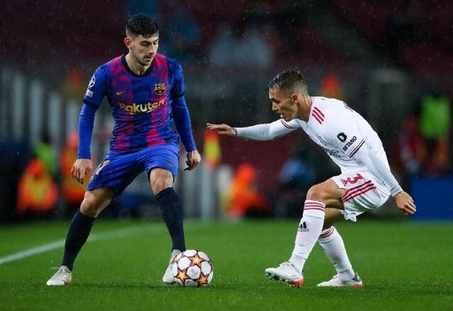 Jogadores de Barcelona e Benfica