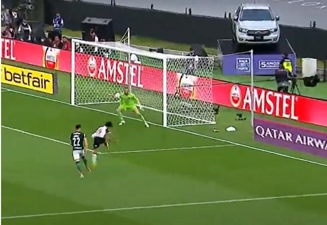Michael perde chance de gol