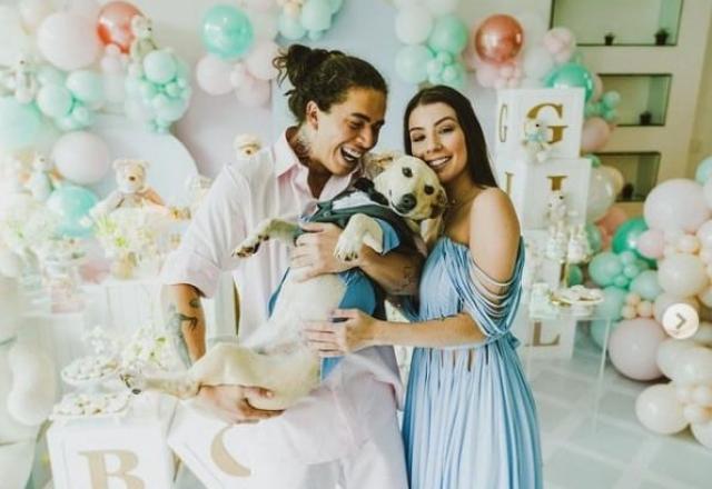 Whindersson Nunes posa para foto segurando um cachorro ao lado de Maria Lina Deggan.