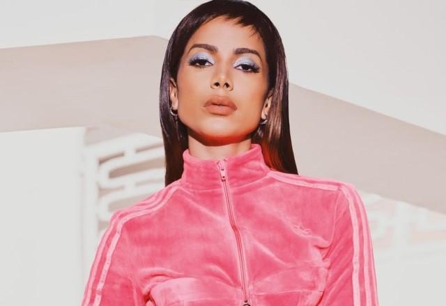 Cantora Anitta posa com look todo rosa em foto publicada no Instagram