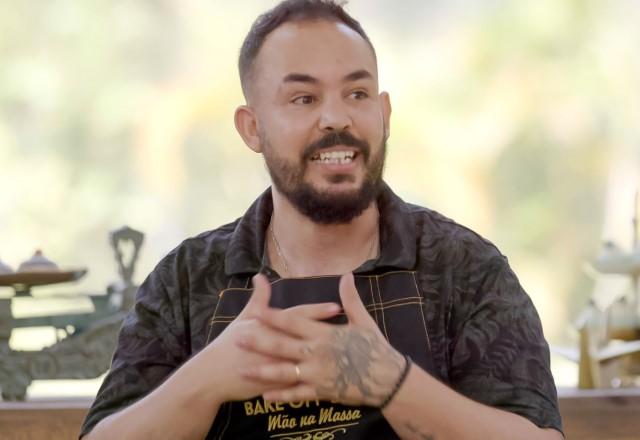 Vencedor do Bake Off Brasil posa com o avental preto