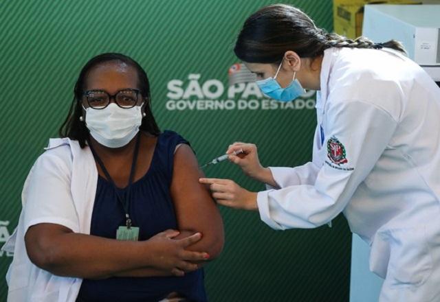 Mônica recebeu a primeira dose da CoronaVac em 17 de janeiro de 2021 | Foto: Divulgação/Coren-SC