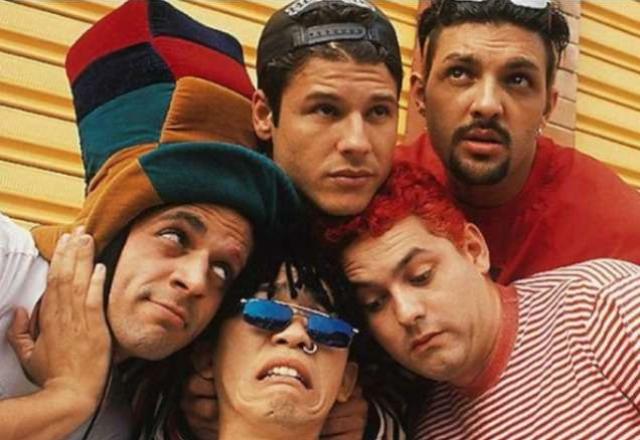 Mamonas Assassinas posando para foto com roupas coloridas