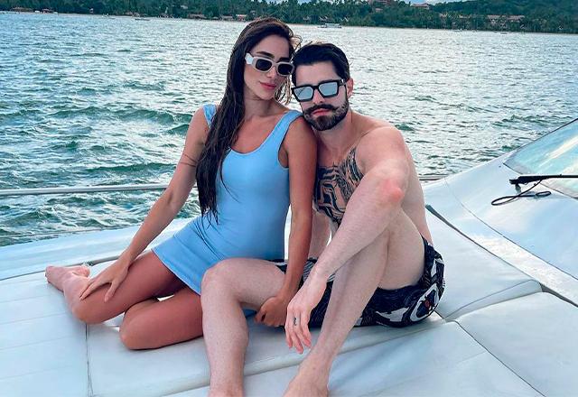 alok e a esposa romana em um barco