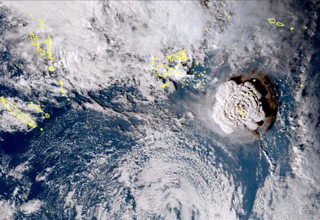 Foto de satélite mostra coluna de fumaça gerada por erupção submersa |  Japan Meteorology Agency