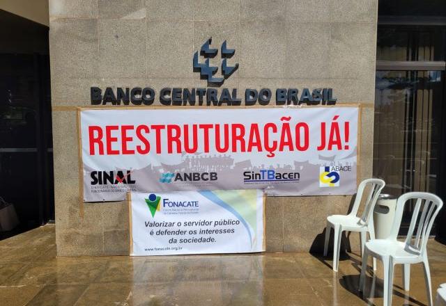 Servidores colocaram faixas em frente ao Banco Central pedindo pro reestruturação do funcionalismo público | Fernanda Bastos/SBT News
