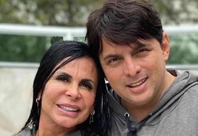 Gretchen e Esdras de Souza posam juntos para foto.