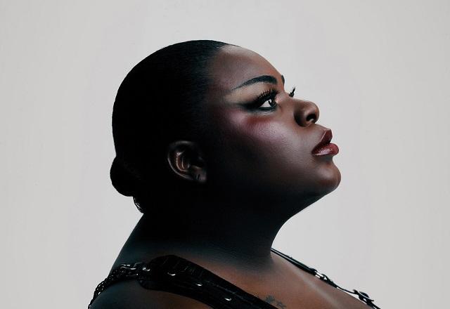 Jojo Todynho posa de lado e com cara séria em ensaio da  Harper's Bazaar Brasil