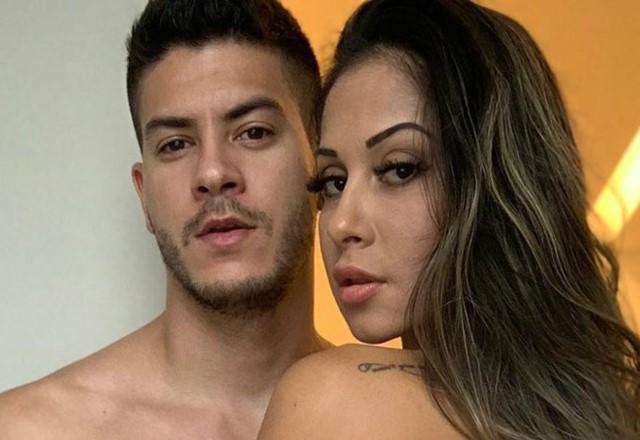 Arthur Aguiar e Maíra Cardi posam de toalha em banheiro