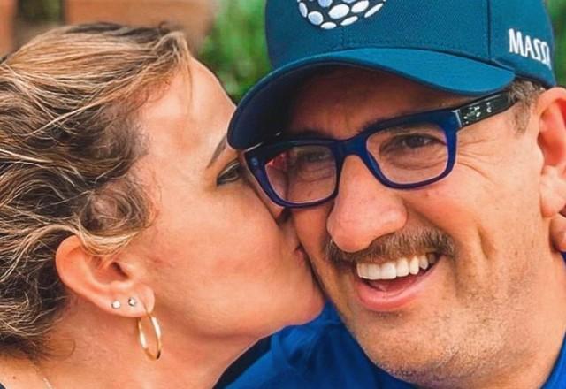 O apresentador Ratinho e a esposa posam juntos para foto.