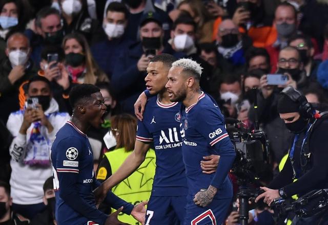 Mbappé comemora gol com Neymar