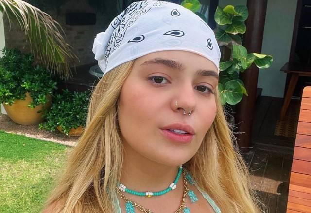 Viih Tube tira selfie de biquíni e bandana