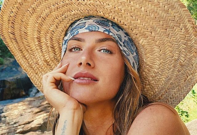 Giovanna Ewbank com chapéu de palha