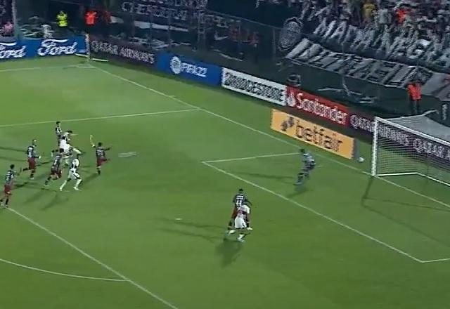 Lance do jogo entre Olimpia e Fluminense