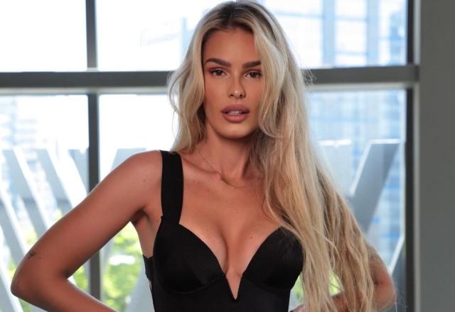 Yasmin Brunet posa com vestido colado e decotado