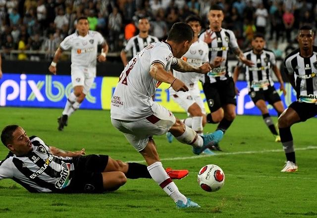 Lance de Botafogo x Fluminense, pela semifinal do Campeonato Carioca
