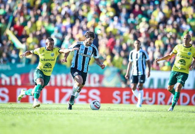 Lucas Silva, volante do Grêmio, com a bola nos pés, durante o primeiro jogo da final do Gauchão, contra o Ypiranga