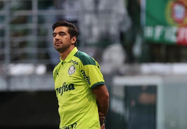 Abel Ferreira com a camisa do Palmeiras, no Allianz Parque, no jogo deste sábado contra o RB Bragantino