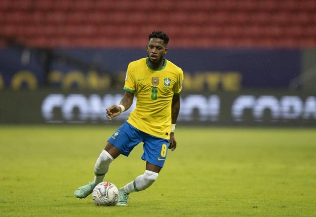 Fred, volante do Manchester United e da seleção brasileira, durante jogo, com a camisa 8 do Brasil
