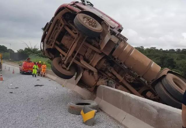 Carreta que não conseguiu passar por baixo de viaduto da BR-365 em