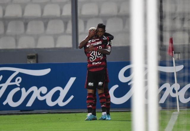 Bruno Henrique e Gabigol se abraçam no lance do gol do Flamengo