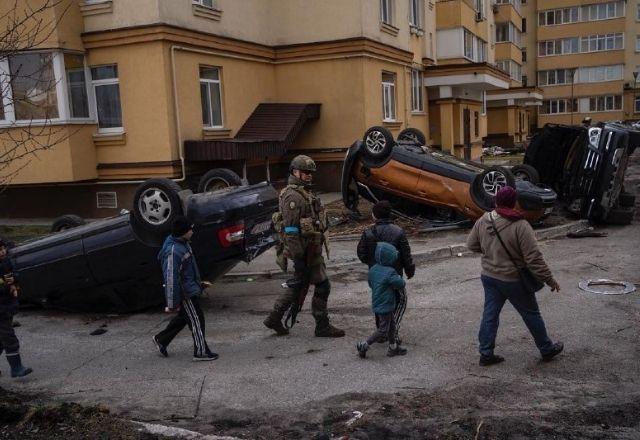 Evacuação está acontecendo por meio de veículos privados e ônibus comunitários | Divulgação/Governo da Ucrânia