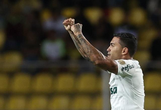 Dudu comemorando gol com a camisa do Palmeiras