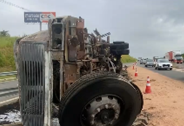 caminhão tombado