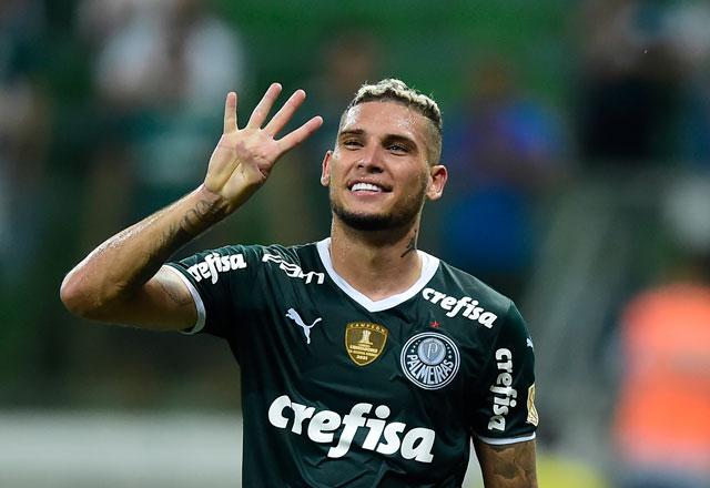Navarro comemora gol com a camisa do Palmeiras fazendo o número 4 com a mão direita