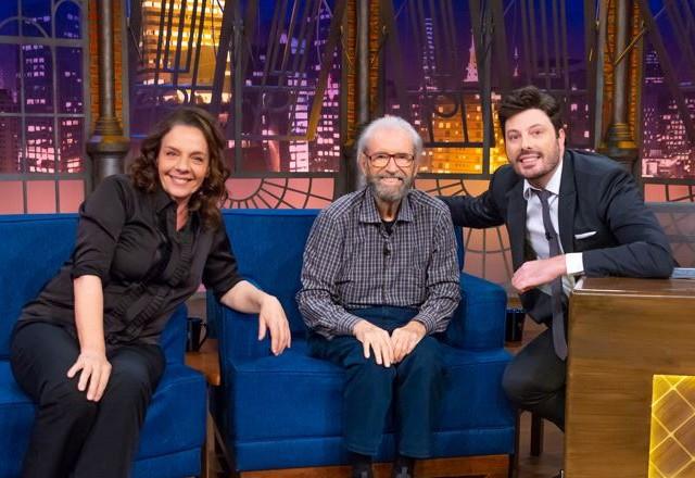 Rosi Campos, Juca de Oliveira e Danilo Gentili posam para foto no palco do The Noite.