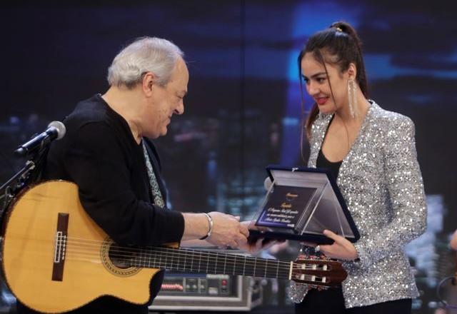 Raul Gil e Camilla Faustino no palco do Programa Raul Gil.