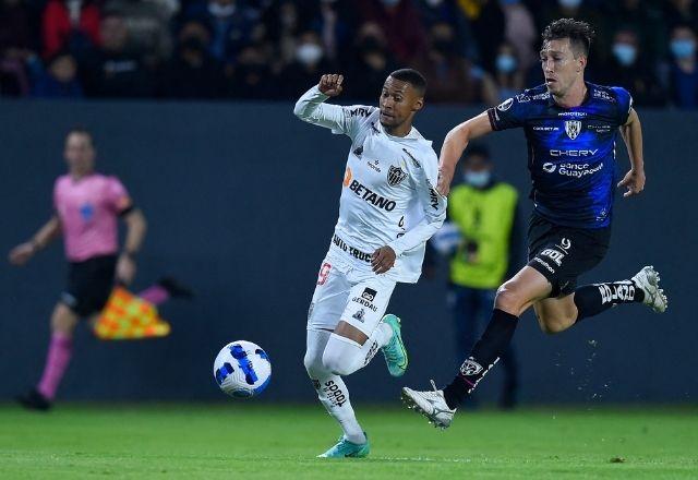 Jogadores do Atlético Mineiro e do Del Valle disputam a boa