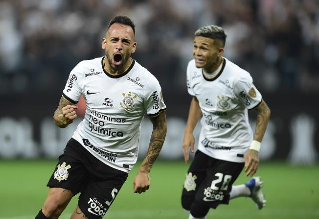Maycon, volante do Corinthians, comemorando primeiro gol marcado no jogo contra o Boca Juniors