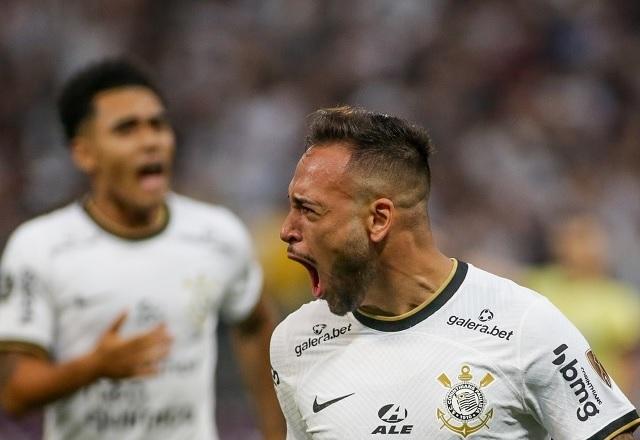Maycon comemorando gol com a camisa do Corinthians
