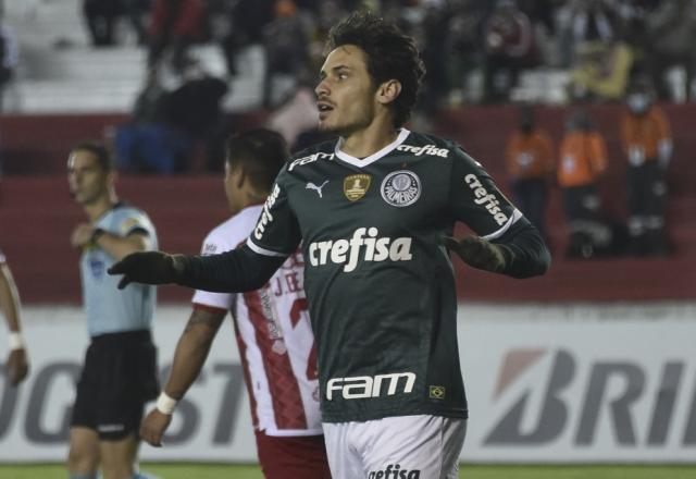 Com hat-trick pela 1ª vez e 100% nos penais, Veiga assume