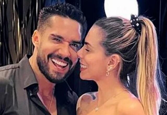 Bil Araújo e Erika Schneider posam para foto.