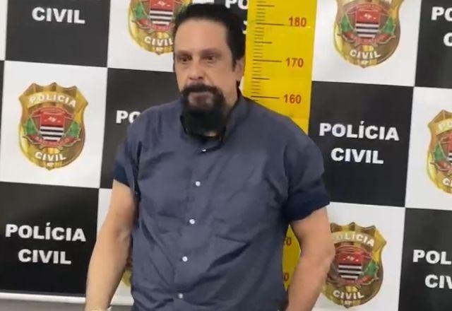 Cupertino chegou ao Fórum Criminal da Barra Funda, para participar da audiência de custódia, acompanhado por policiais da divisão de capturas da Polícia Civil | Foto: Reprodução/PCESP