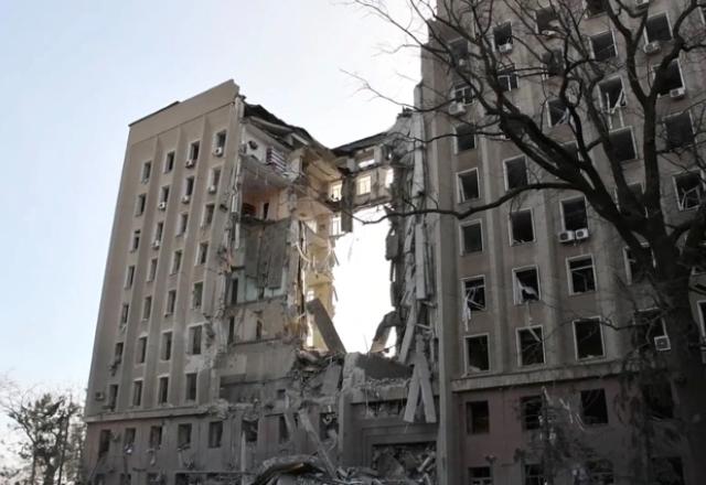 Mykolaiv teve prédios residenciais atingidos, apesar do foco em áreas militares | Reprodução / Serviço Emergencial Estatal da Ucrânia