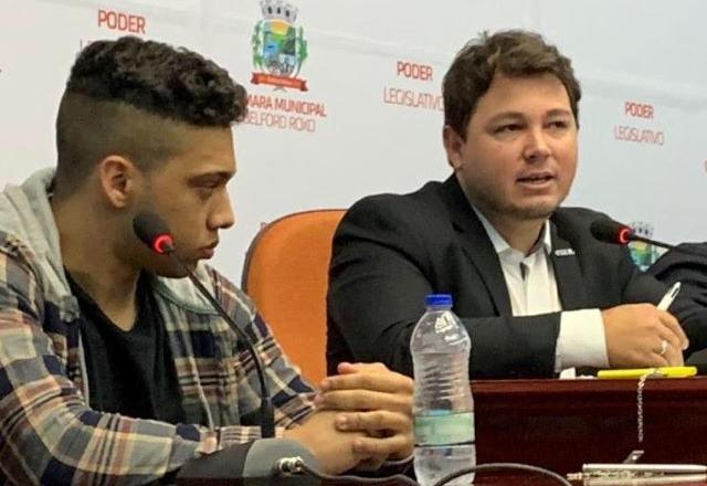 Vinicius (dir.) ao lado de Gabriel Monteiro (esq.) em foto de 2019 | Reprodução
