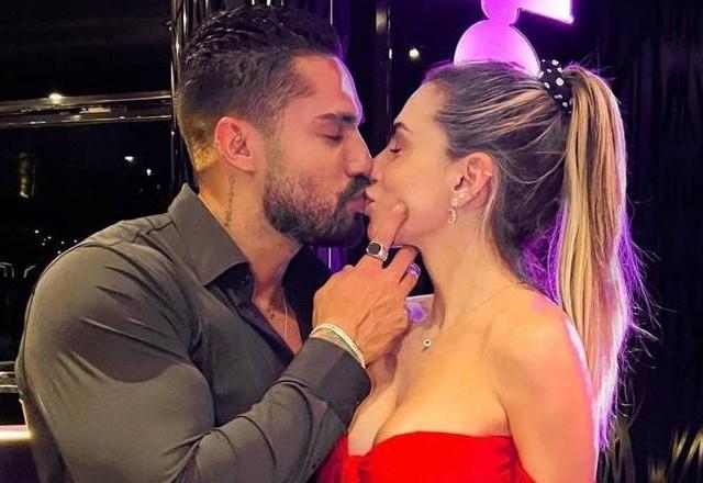 Bil Araújo e Erika Schneider posam para foto.