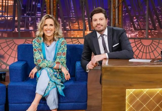 Mariana Ferrão e Danilo Gentili posam para foto no palco.