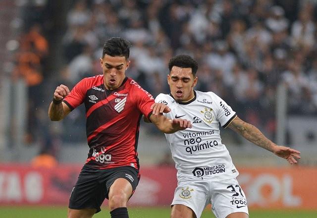 Róger Guedes faz golaço, mas Corinthians sofre empate do Athletico-PR