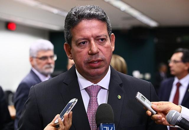 Lira comenta troca na Petrobras: "Não há o que comemorar" - Congresso - SBT  News
