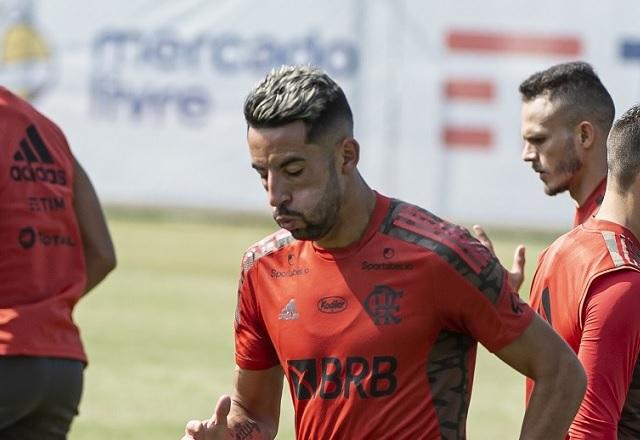 Flamengo se prepara para apresentar Maurício Isla na tarde desta segunda