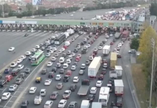 Caminhões bloqueiam pedágio da rodovia Buenos Aires - La Plata | Reprodução / TN / Clarín