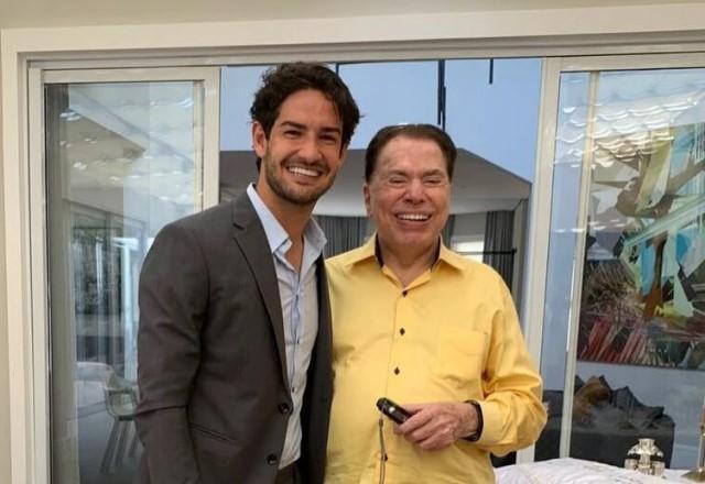 Alexandre Pato e Silvio Santos posam lado a lado sorrindo