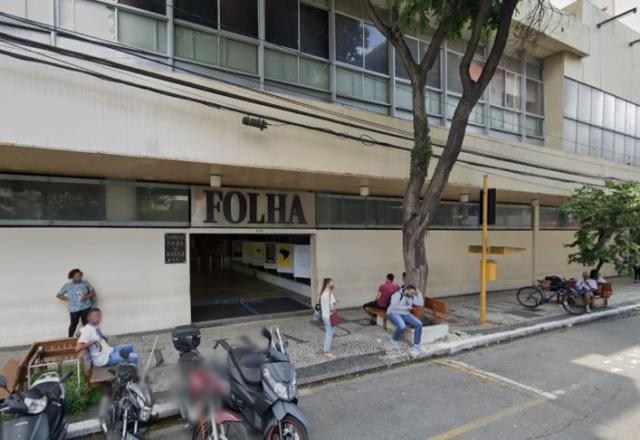 Segundo o jornal, o projétil atingiu e perfurou uma janela do quarto andar do edifício | Reprodução/Google Maps