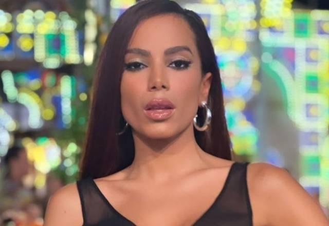 SBT TV Ousada Anitta aposta em vestido totalmente transparente durante desfile na Itália