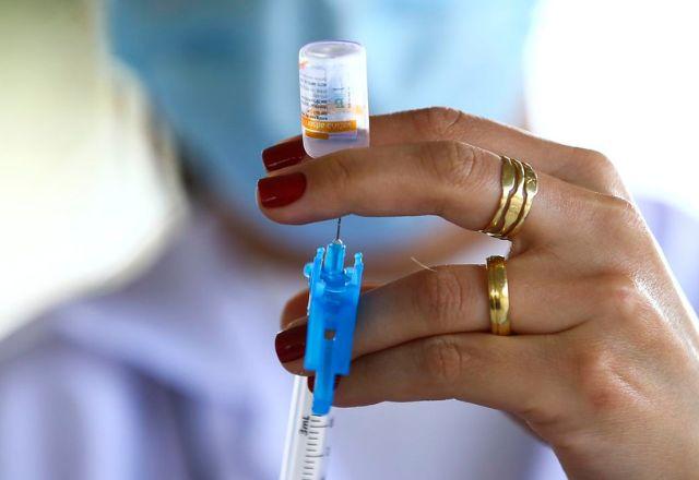 Vacinação acontece com os imunizantes CoronaVac, Pfizer, AstraZeneca e Janssen | Agência Brasil